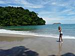 Paula am Strand im Nationalpark "Manuel Antonio"