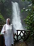 im Regen vor dem Wasserfall