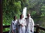 im Regen vor dem Wasserfall