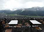 Ausblick von St. Martin ... mit schneebedeckten Tischen