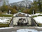 Blick auf den Wasserfall hinter dem Schloss
