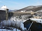 Staumauer des Edersee mit Schloss Waldeck im Hintergrund