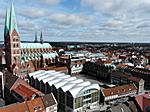 Blick vom Petrikirchturm auf das Rathaus und die Marienkirche