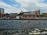 Die Fischhalle vom Schiff während der Hafenrundfahrt aus gesehen