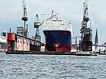 Ein Schiff am Trockendock, während der Hafenrundfahrt