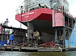 Ein Schiff am Trockendock, während der Hafenrundfahrt