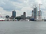Blick von der Gegenseite des alten Elbtunnel auf die Speicherstadt und die Elbphilharmonie