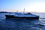 Wir begegnen der MS Lofoten in der Nähe von BRELEVÅG