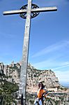 Kreuz mit Kloster im Hintergrund ... und Angelika