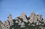 Die Felsen ... wir sehen hier einige Affen und und einen Elefanten !! .. und Ihr?