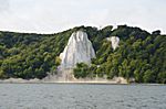Kreidefelsen und Königstuhl .... mit einem kleine Boot vom Wasser aus