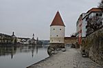 Am Schaiblingsturm ist noch der Wasserstand vom Juni 2013 zu erkennen
